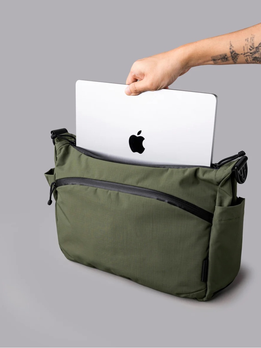 ALPAKA Flight Satchel 11L Green Axoflux 210D Crossbody Laptop Messenger NWT - Picture 6 of 9